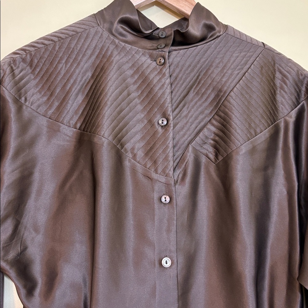 Joanie Char | 100% Silk Brown Button-Back Pleated Yoke Mock Neck Blouse Top 8 - Picture 10 of 17